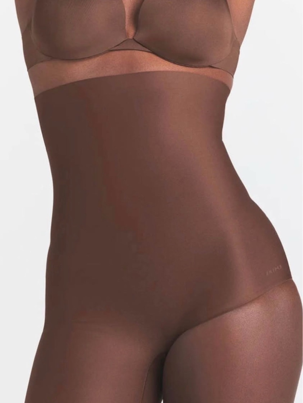 SKIMS LEFT LEG SOLUTION SHORT (size XS)